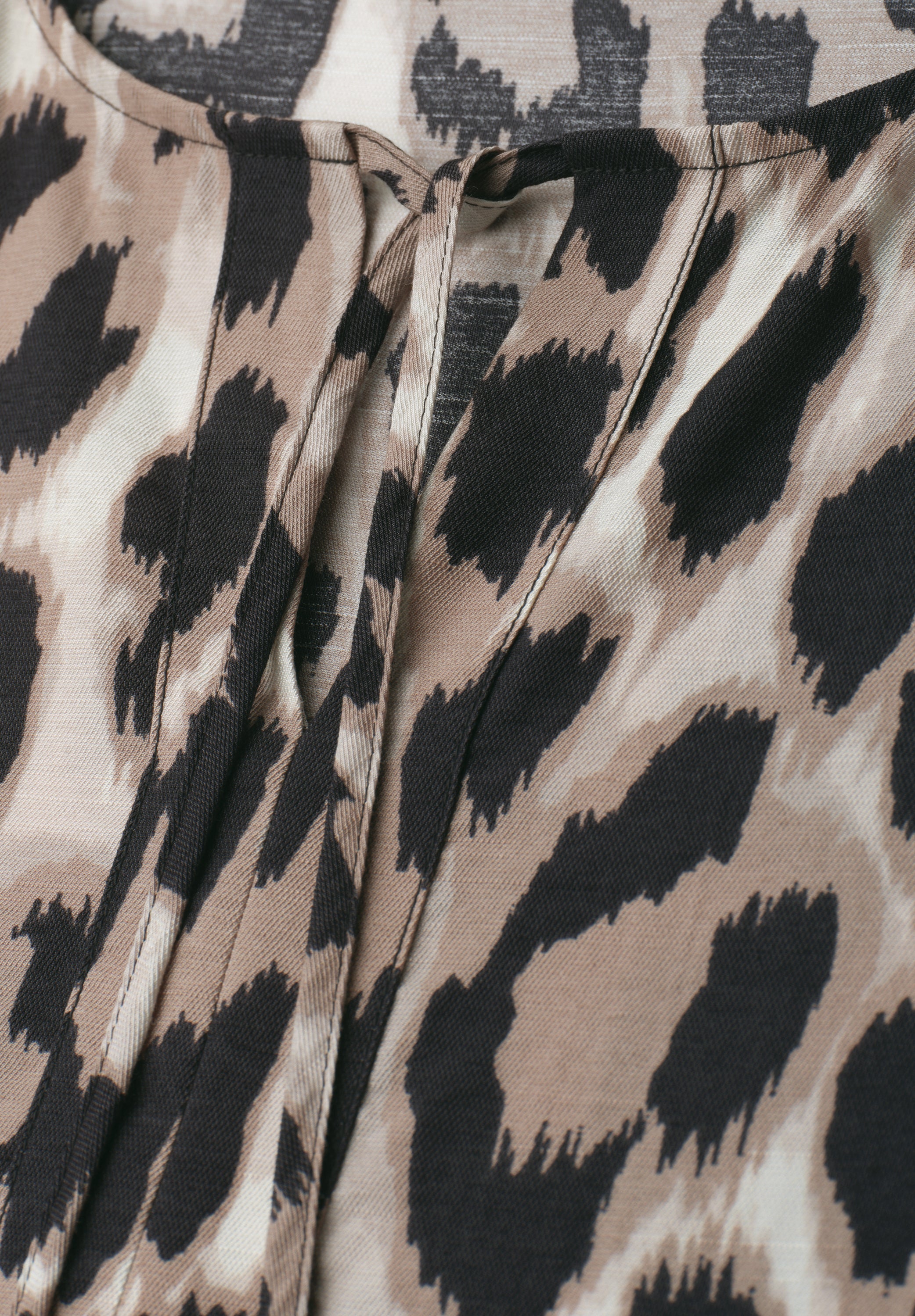 Knielanges Kleid mit Split Neck und Print