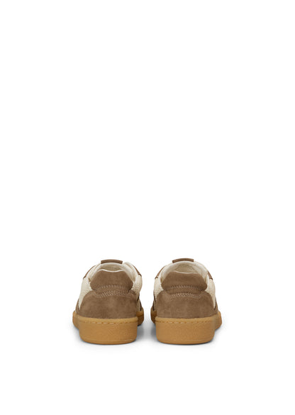 Sneaker Model Court