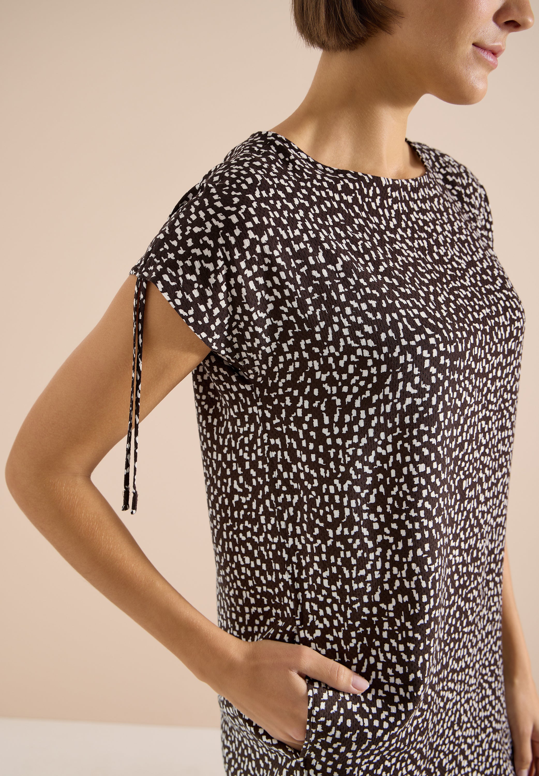 Knielanges Kleid mit Capsleeves
