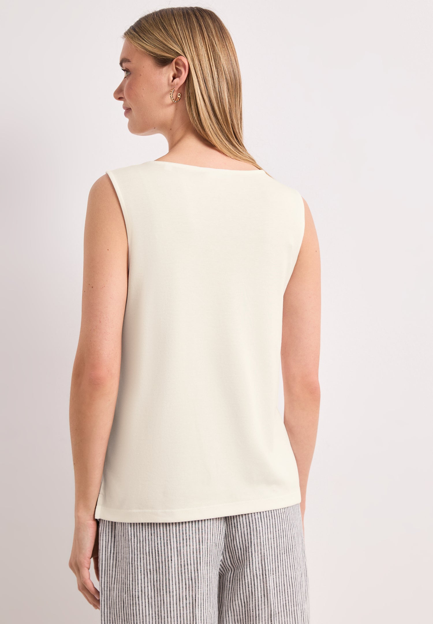 Top mit Rundhals und Cut-Out-Detail