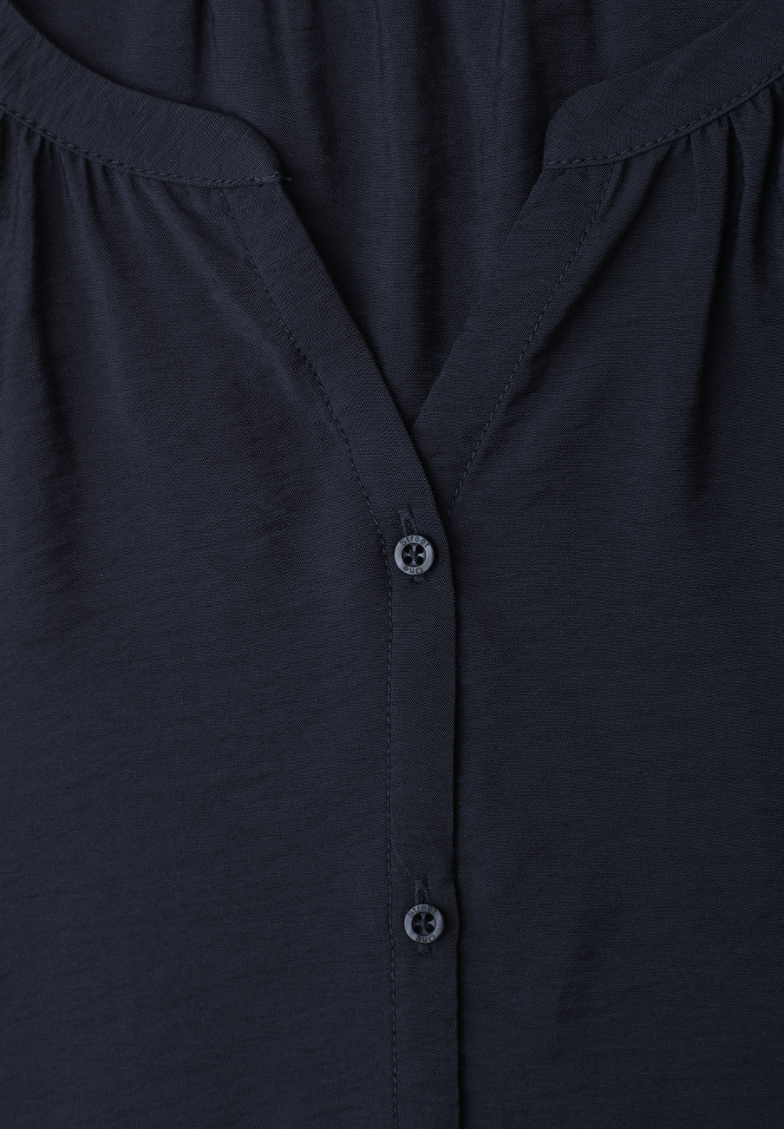 Kurzarm Bluse mit Split Neck und Knöpfen