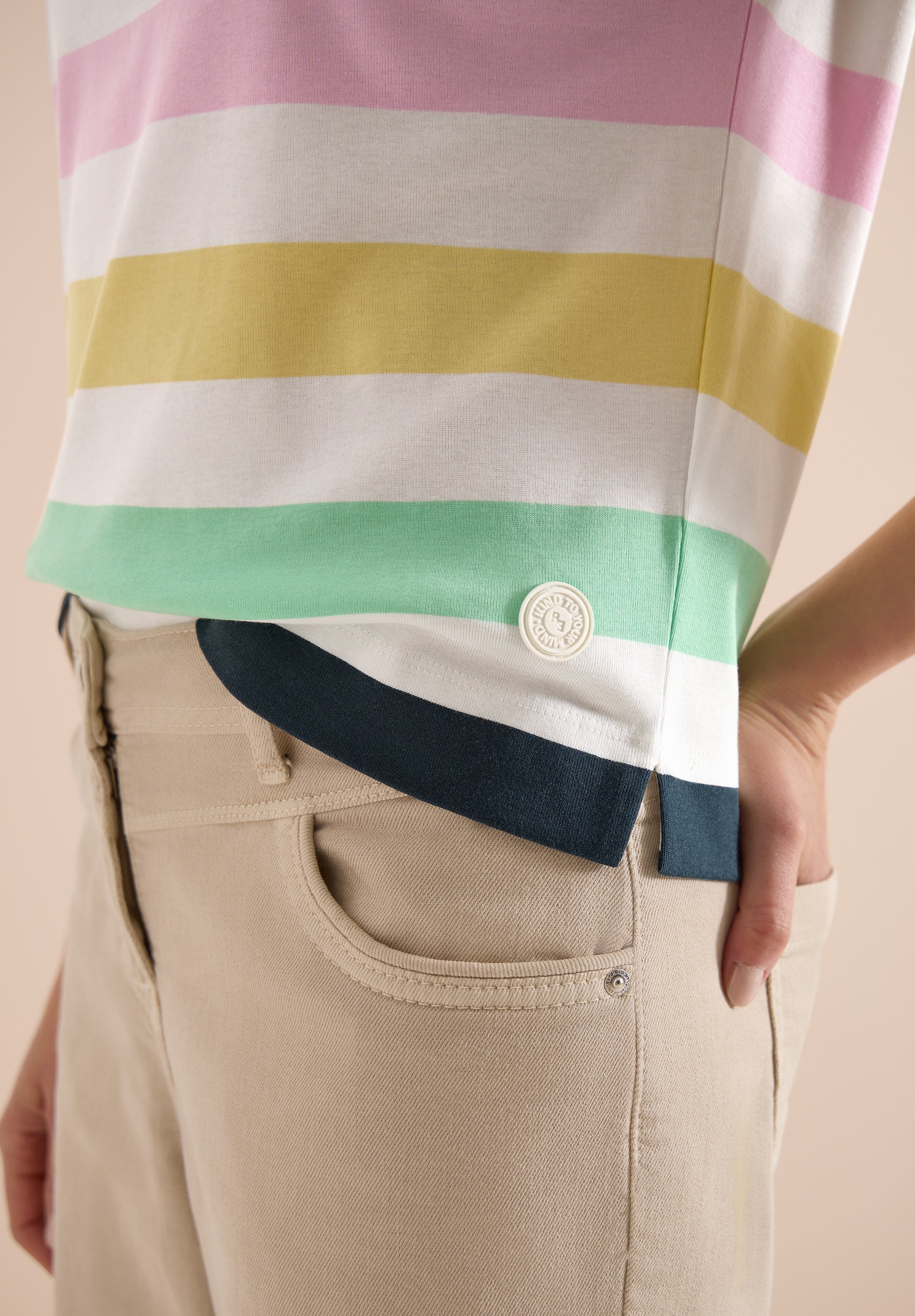T-Shirt mit Multicolor Streifen