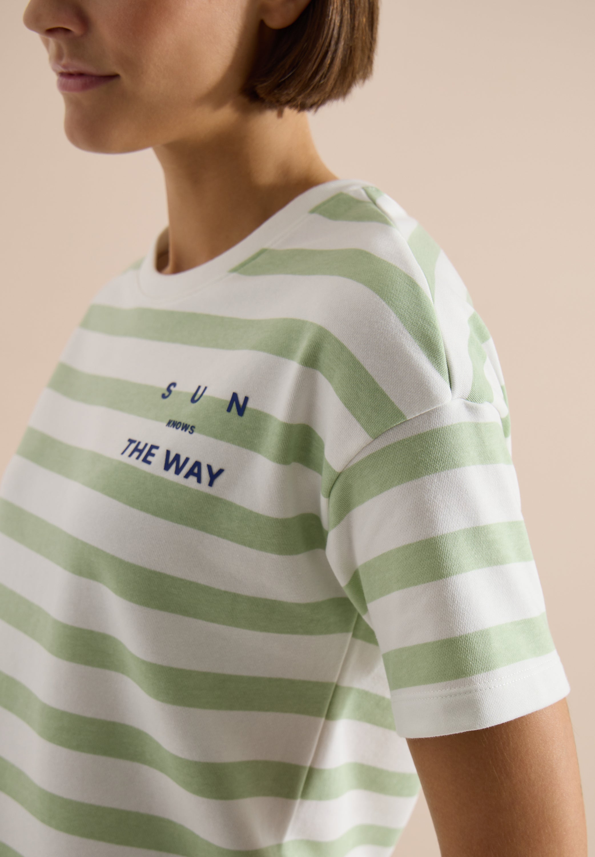 Halbarm Shirt mit Streifen und Wording-Detail