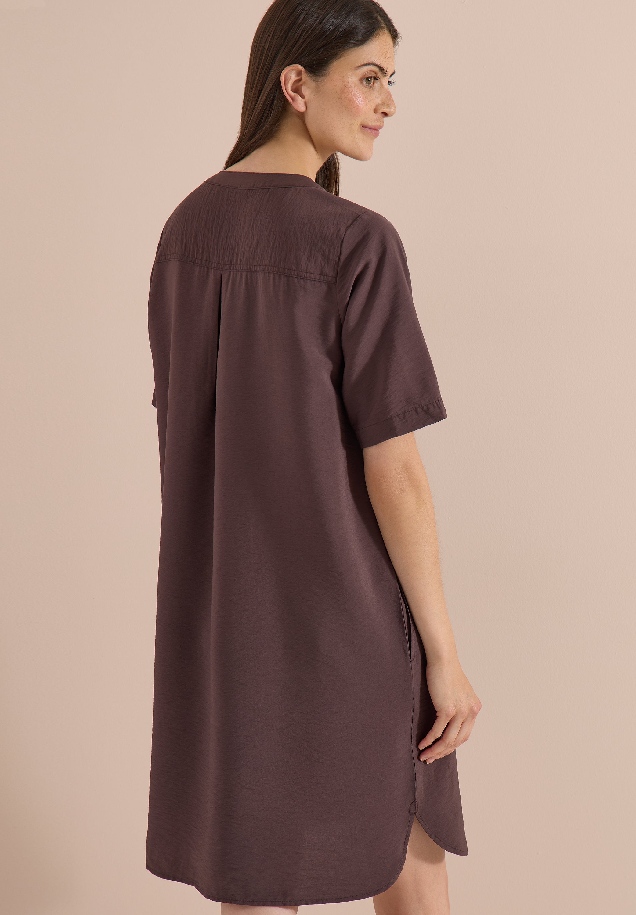 Knielanges Kleid mit Split Neck