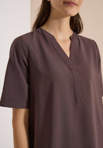 Knielanges Kleid mit Split Neck