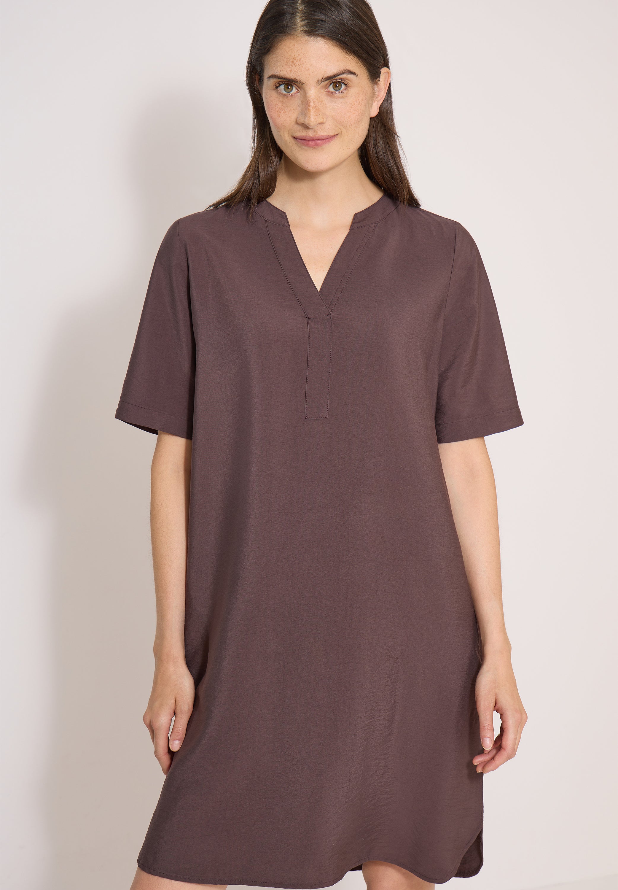 Knielanges Kleid mit Split Neck