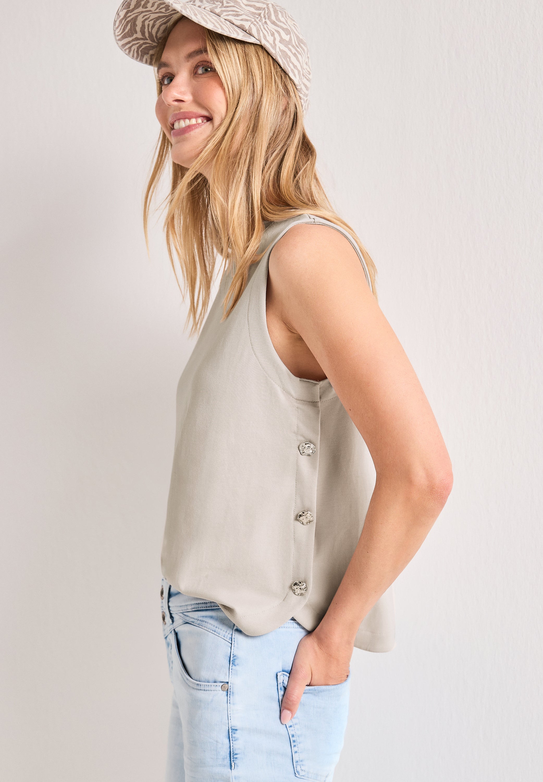 Top mit seitlichen Knopfdetails