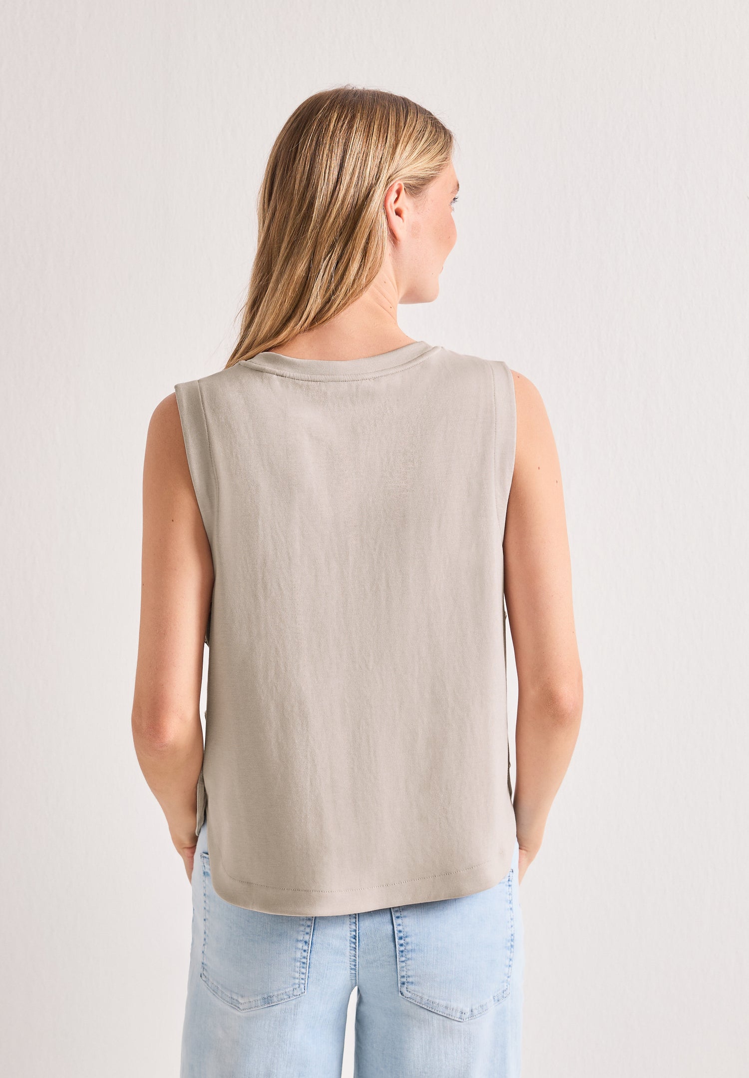 Top mit seitlichen Knopfdetails