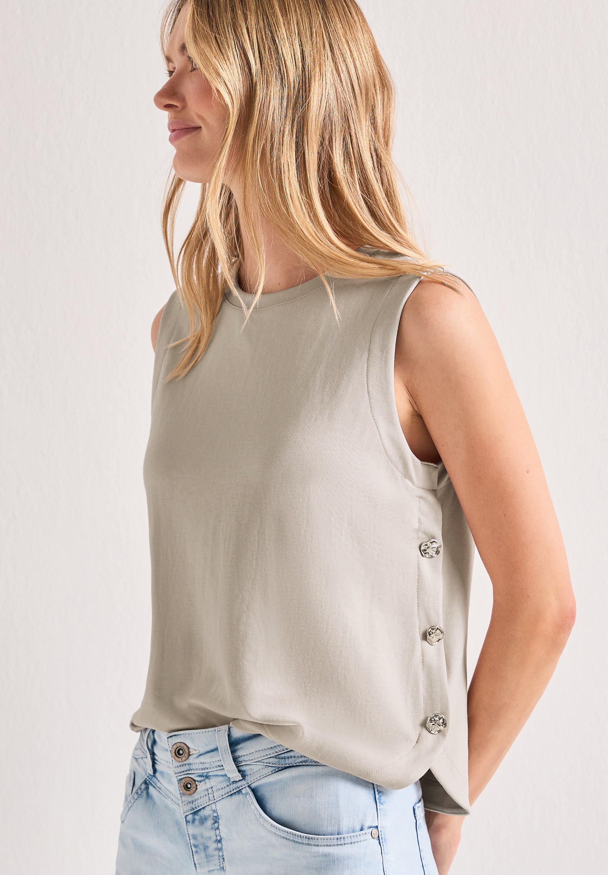 Top mit seitlichen Knopfdetails