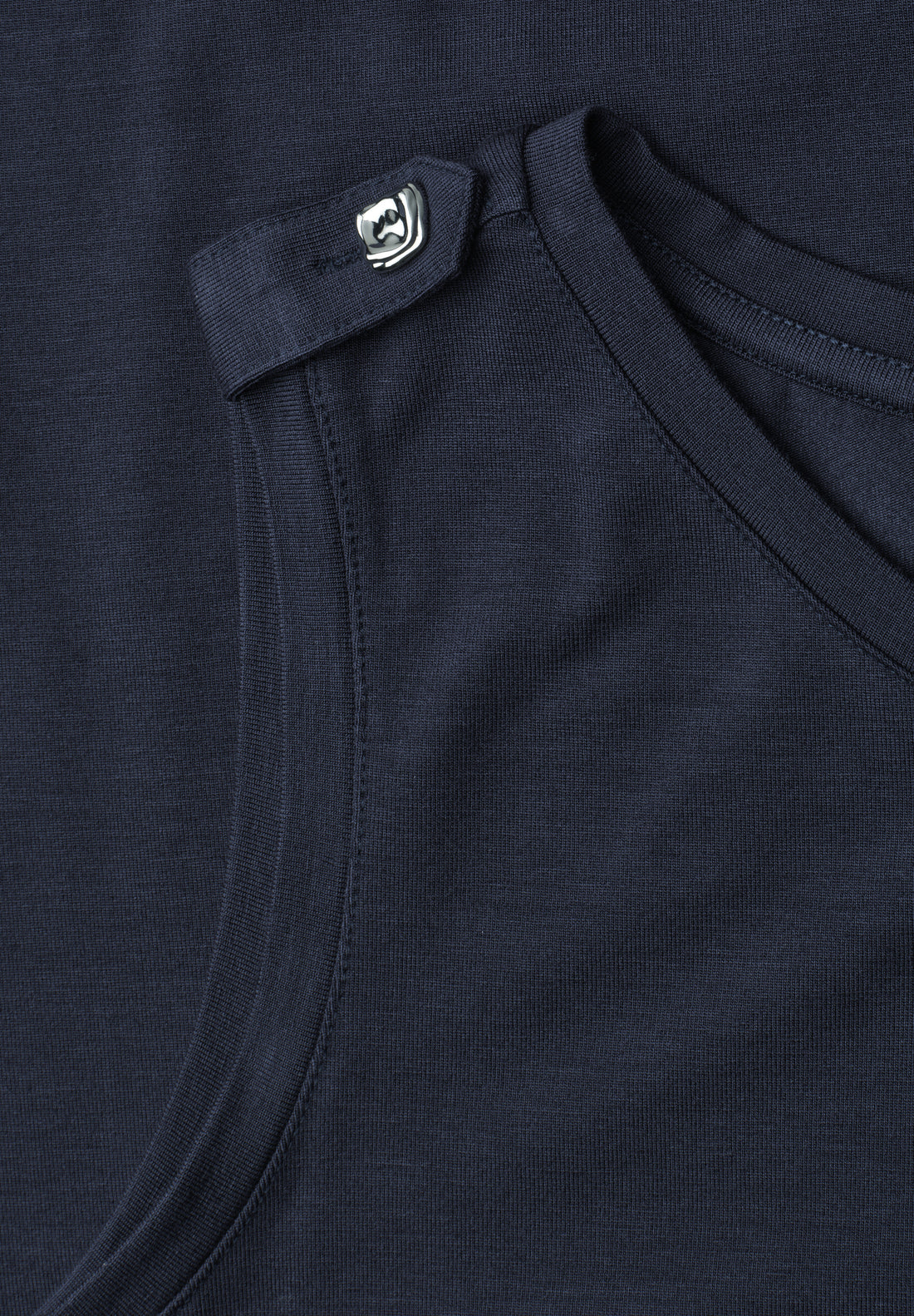 Knielanges Kleid mit Rundhals und Knopfdetail