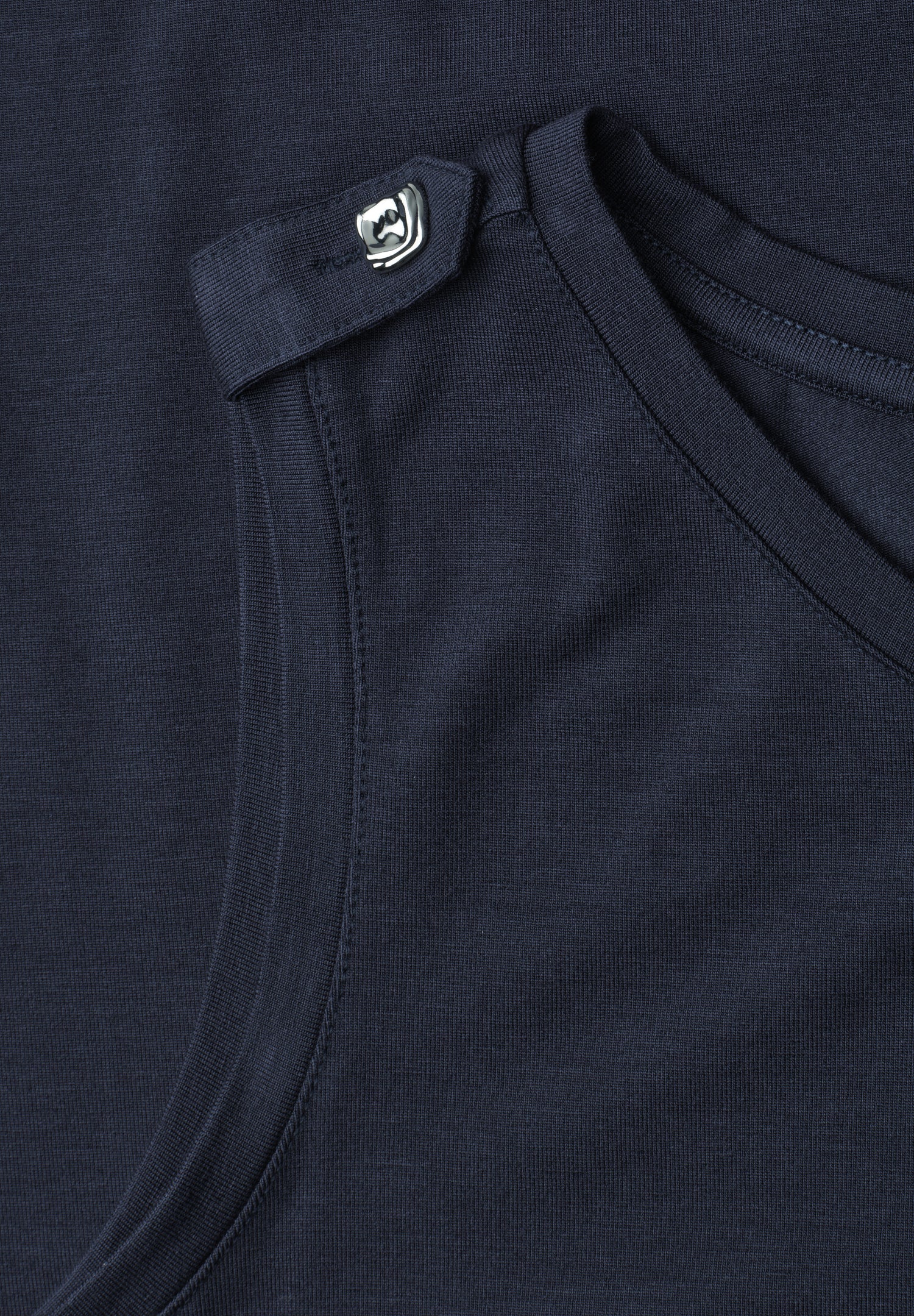 Knielanges Kleid mit Rundhals und Knopfdetail
