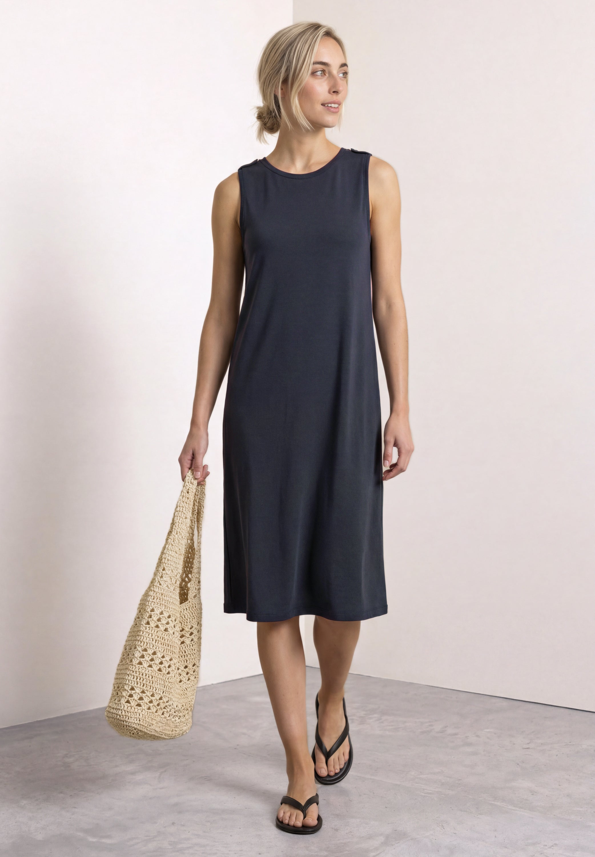 Knielanges Kleid mit Rundhals und Knopfdetail