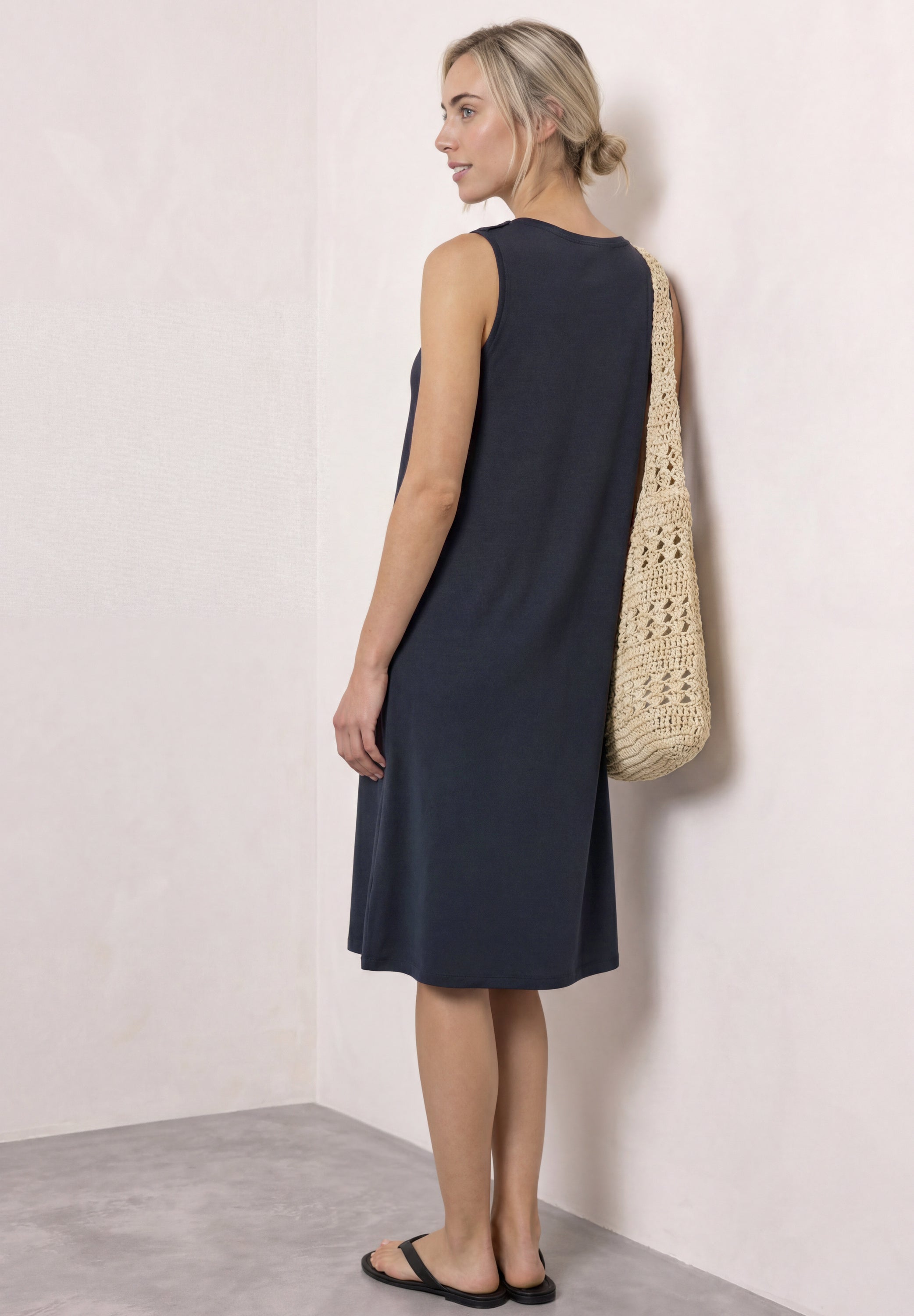 Knielanges Kleid mit Rundhals und Knopfdetail