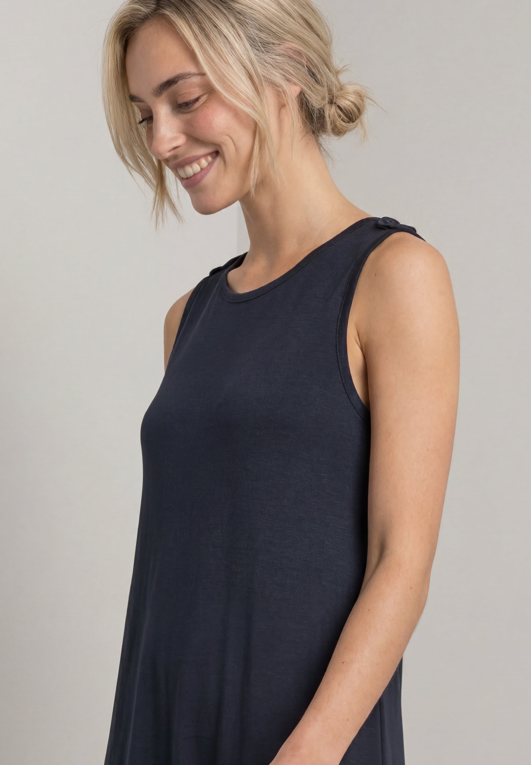 Knielanges Kleid mit Rundhals und Knopfdetail