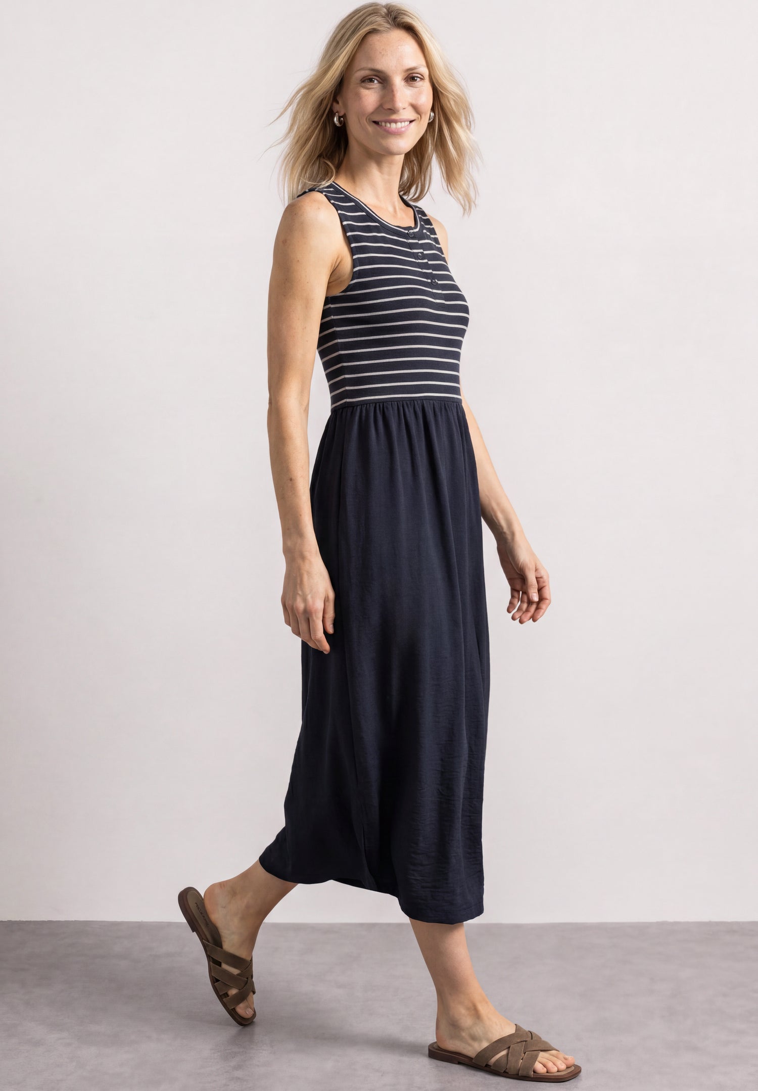 Midikleid mit Strukturmix und Knopfdetail