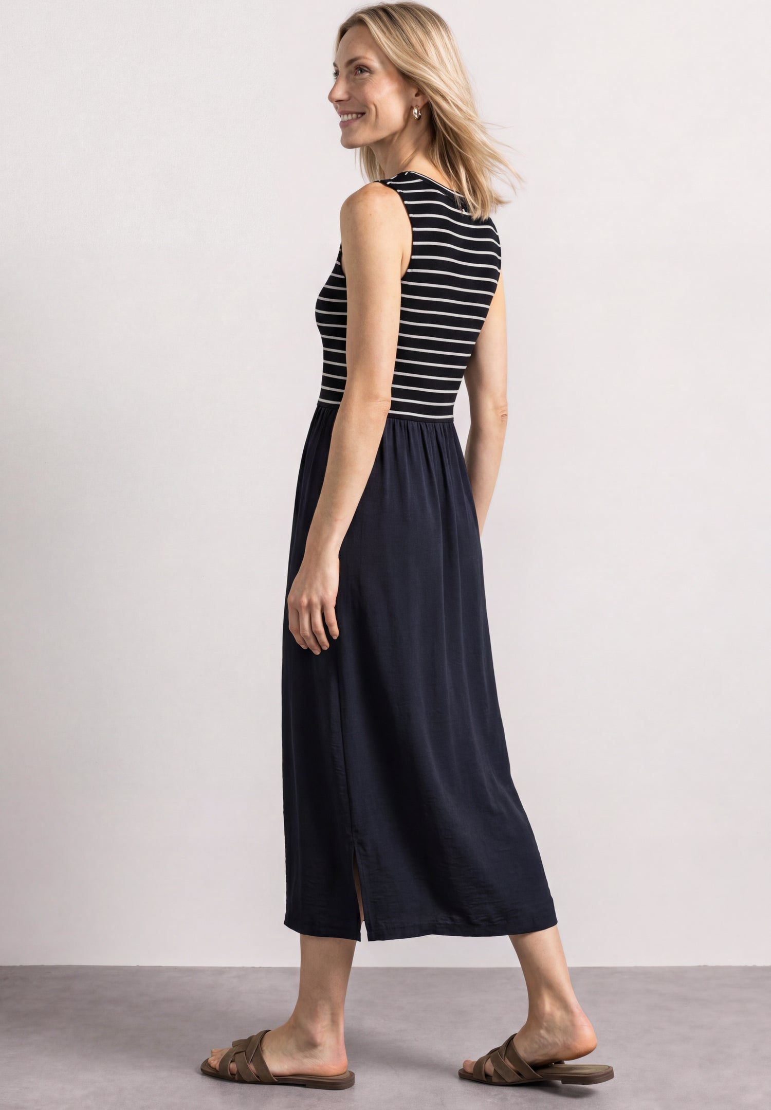 Midikleid mit Strukturmix und Knopfdetail
