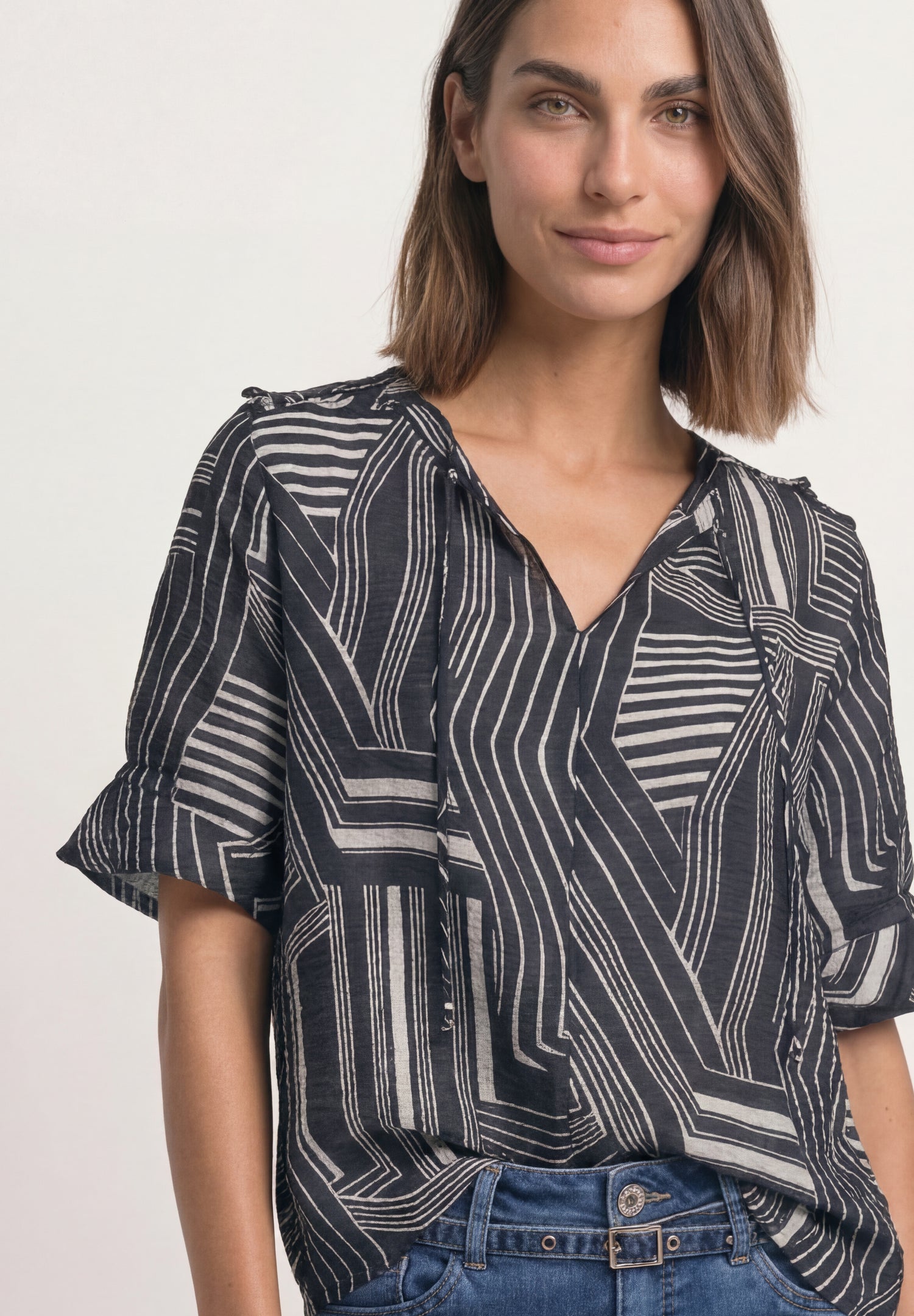 Kurzarm Bluse mit Split Neck und Print