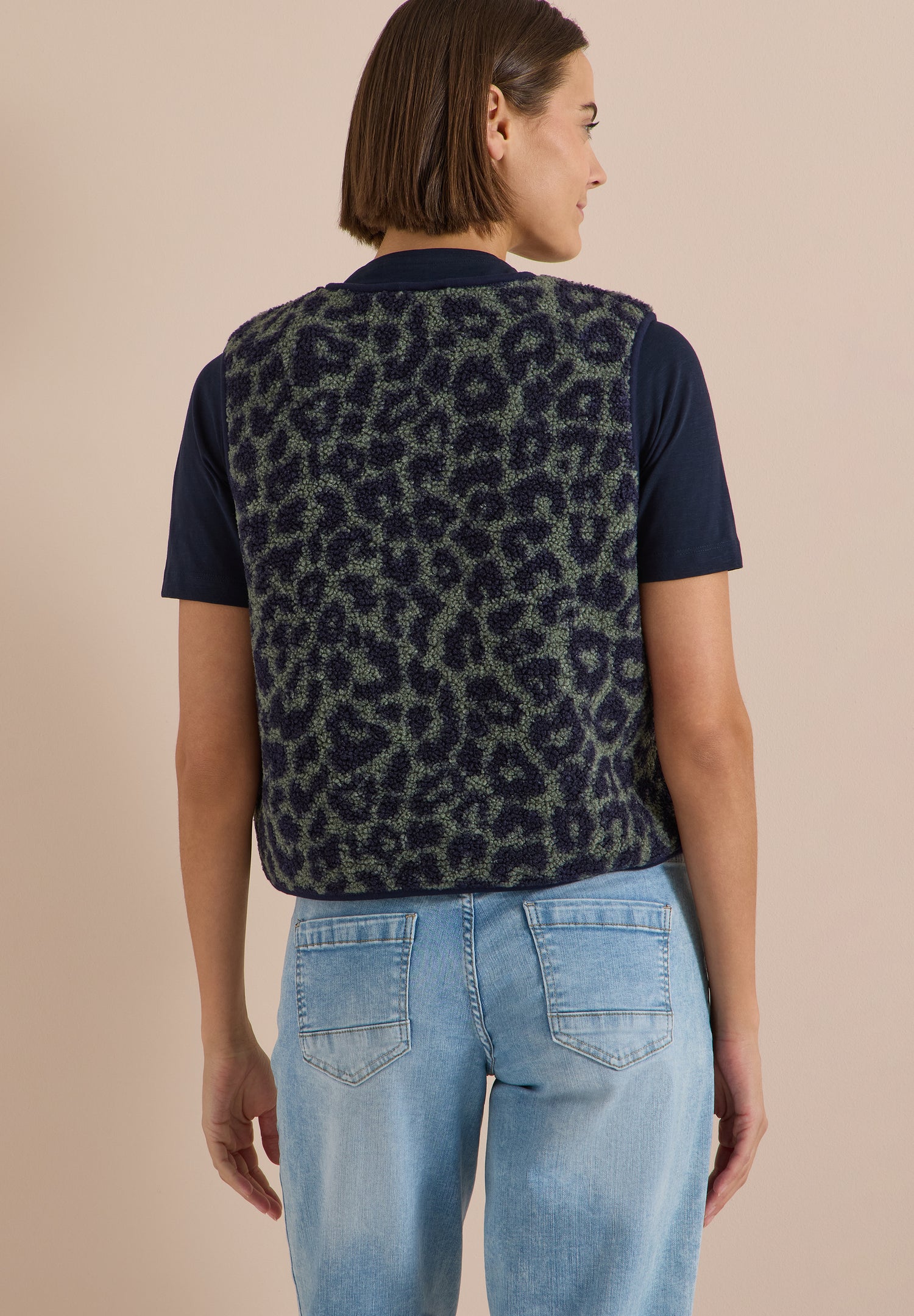 Teddy-Weste mit Softshelldetails und Leo-Muster
