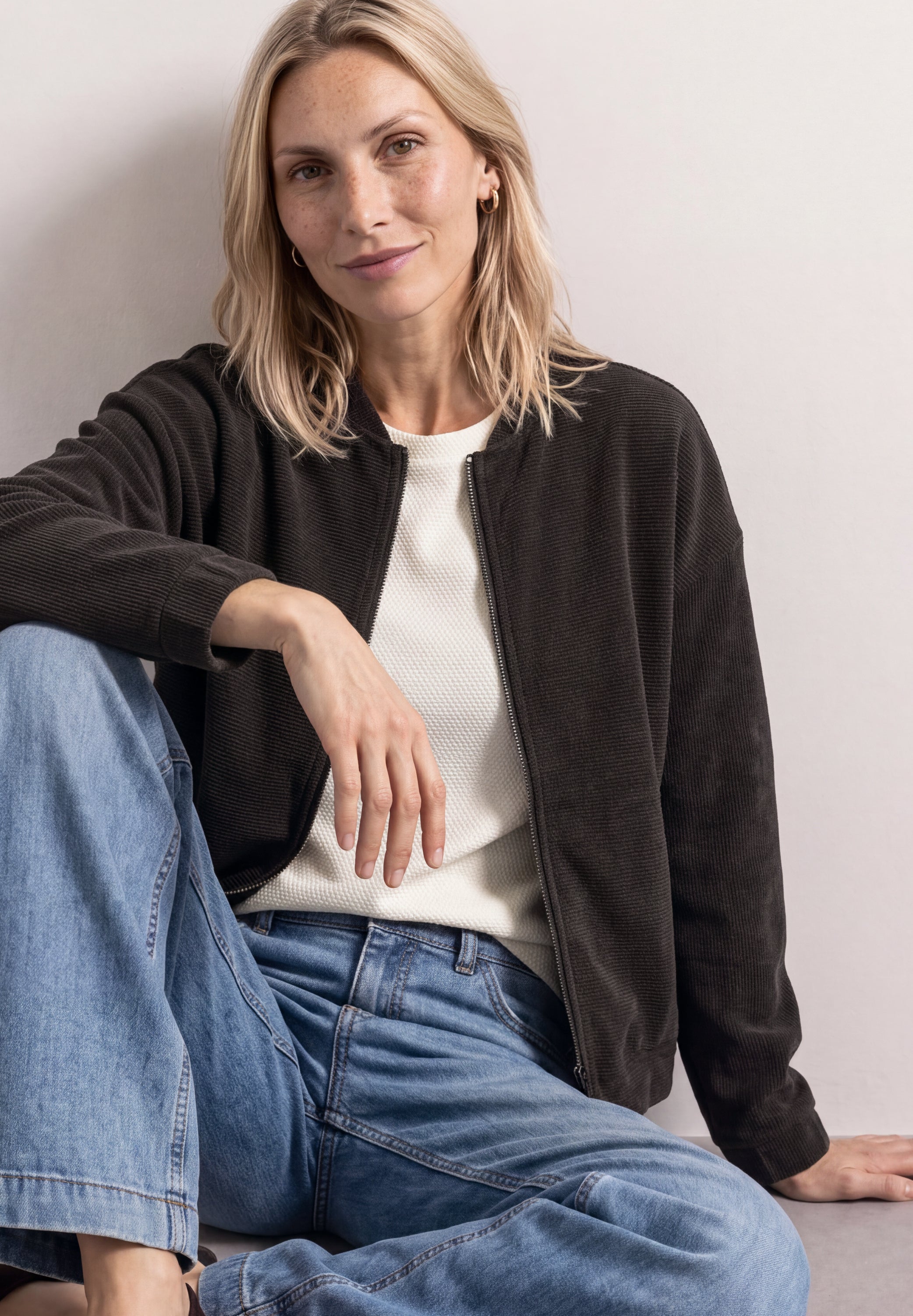 Jacke mit Rundhals in Cord-Optik