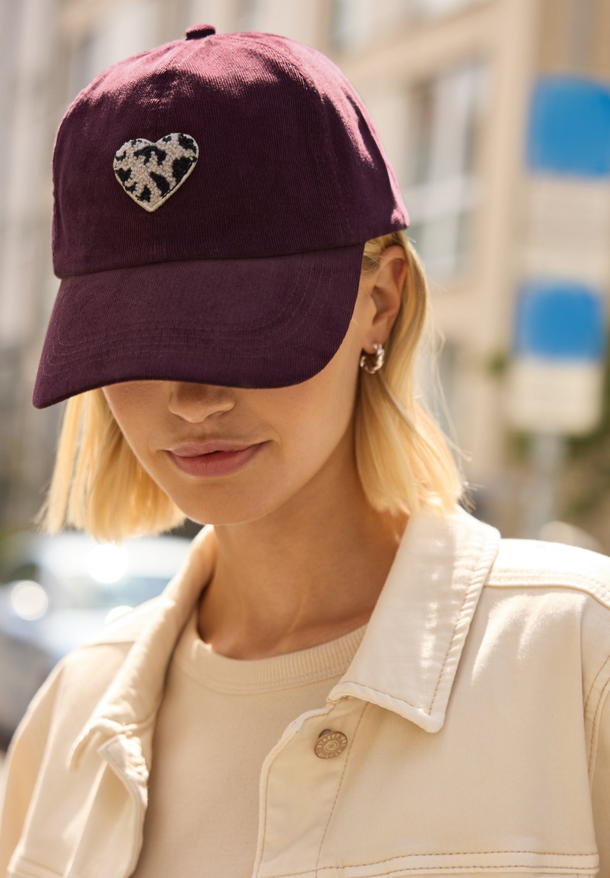 Cap aus Cord mit Herzdetail