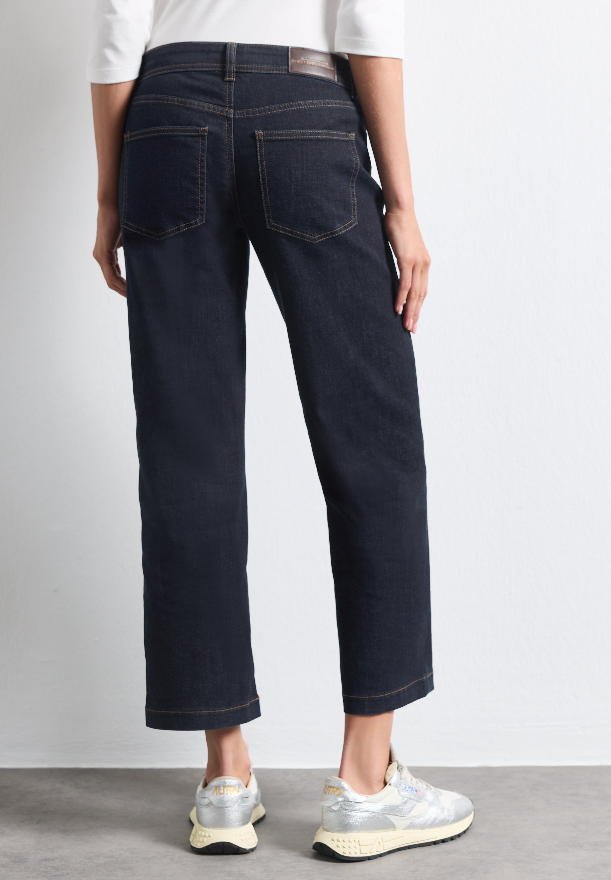 Mid Waist Straight Leg Jeans im Casual Fit
