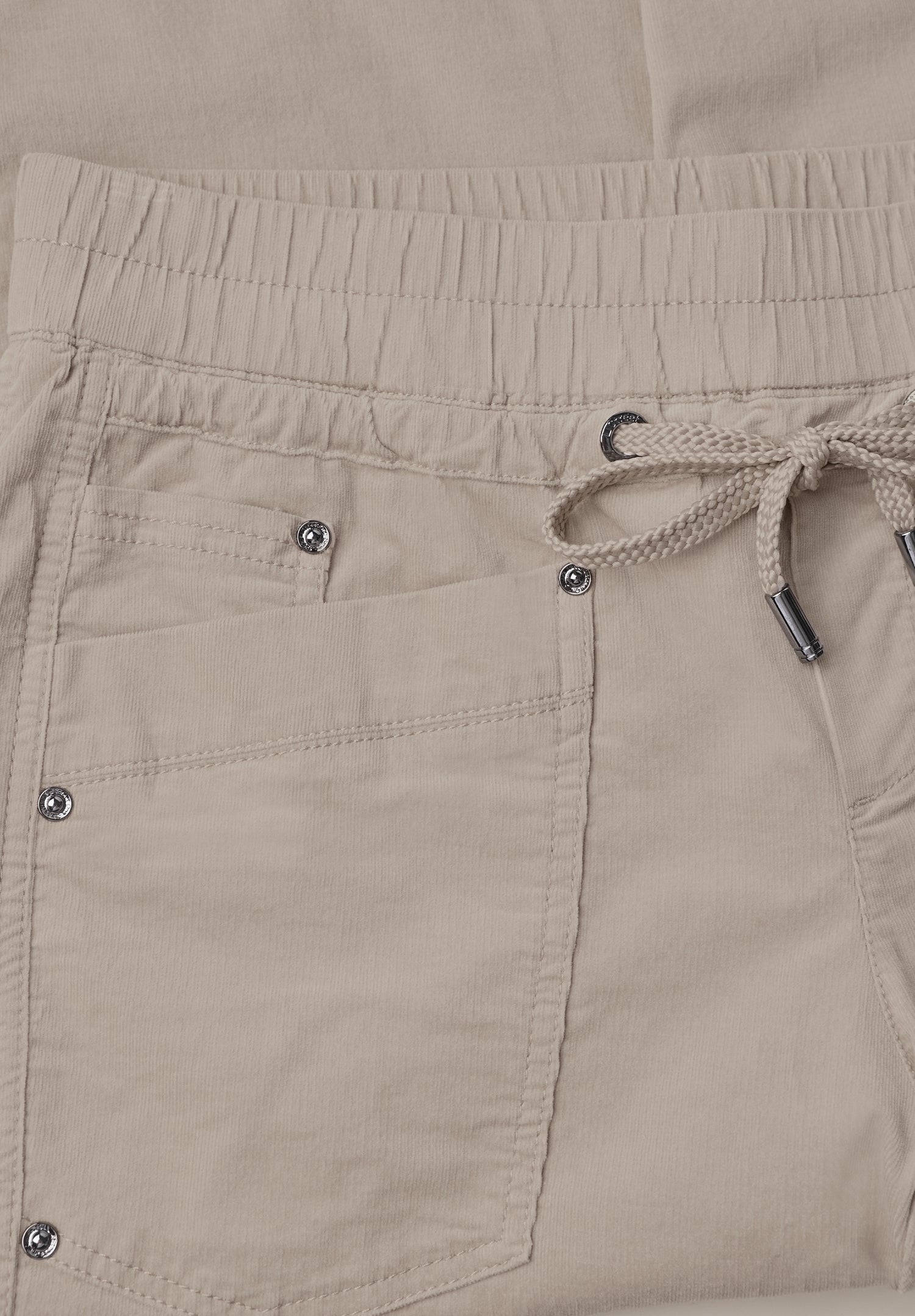 Slim Leg Cordhose im Loose Fit
