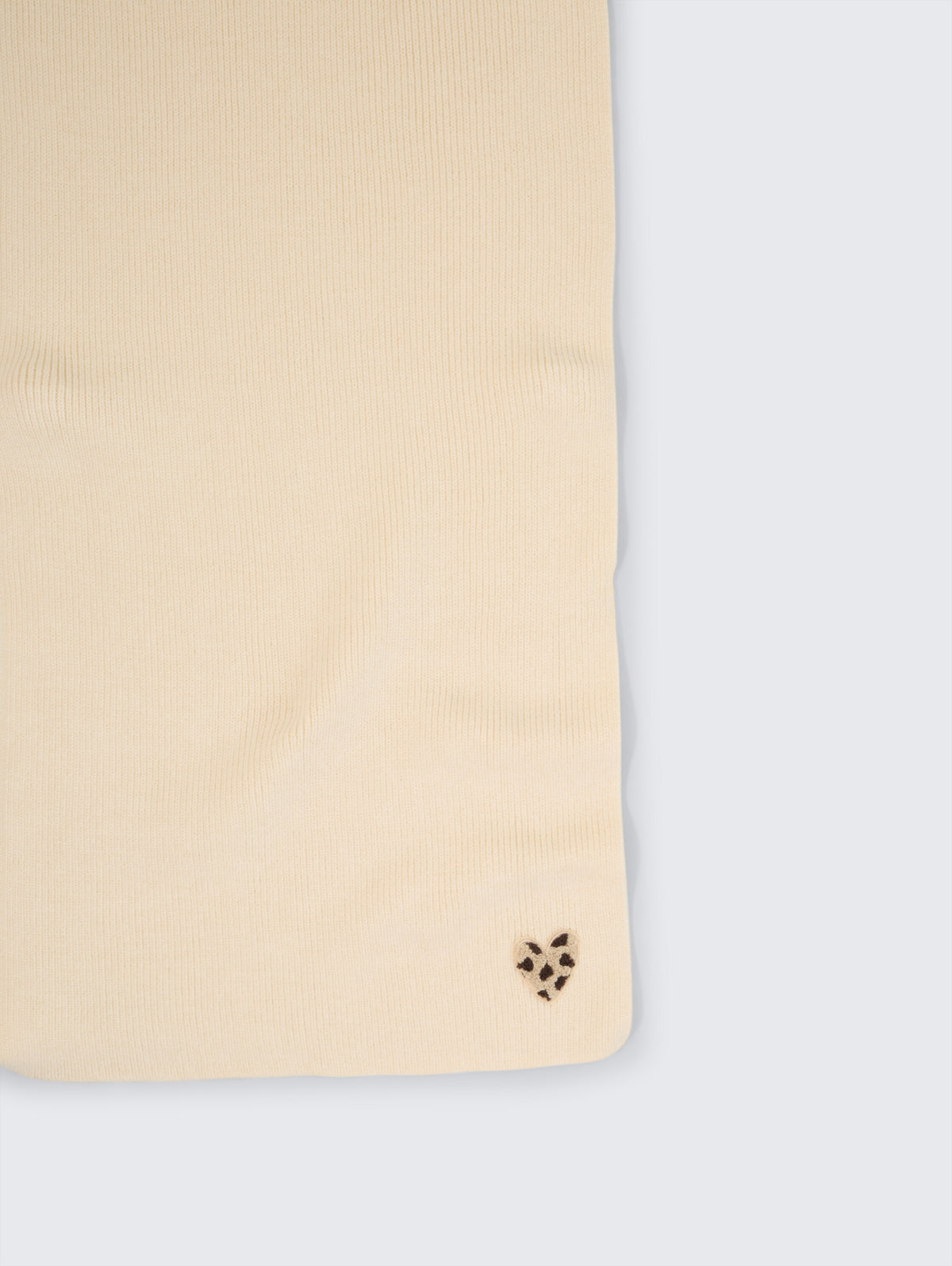 Strickschal mit Badge