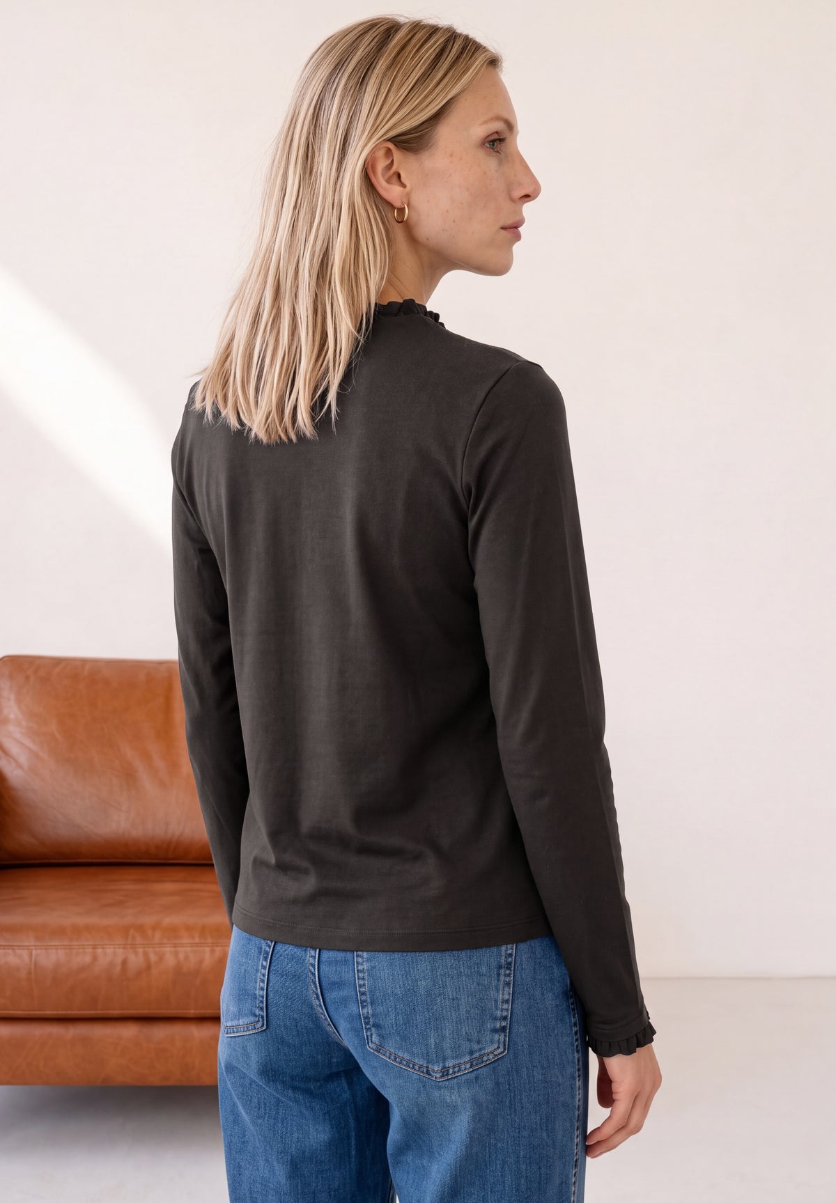 Basic Shirt mit Rüschen und Cut-Out-Detail