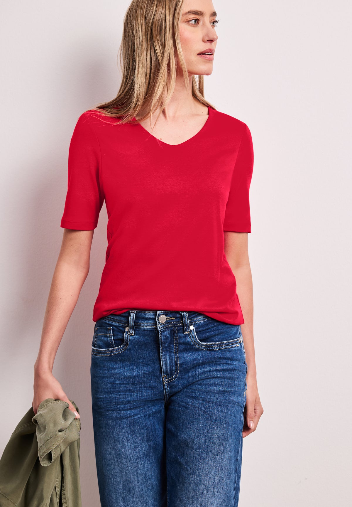 Basic T-Shirt mit V-Neck in Unifarbe