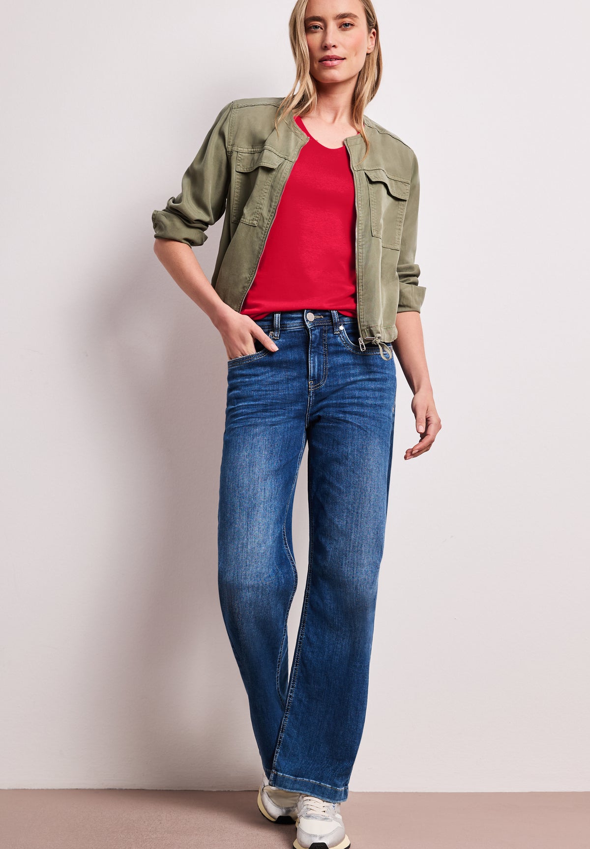 Basic T-Shirt mit V-Neck in Unifarbe