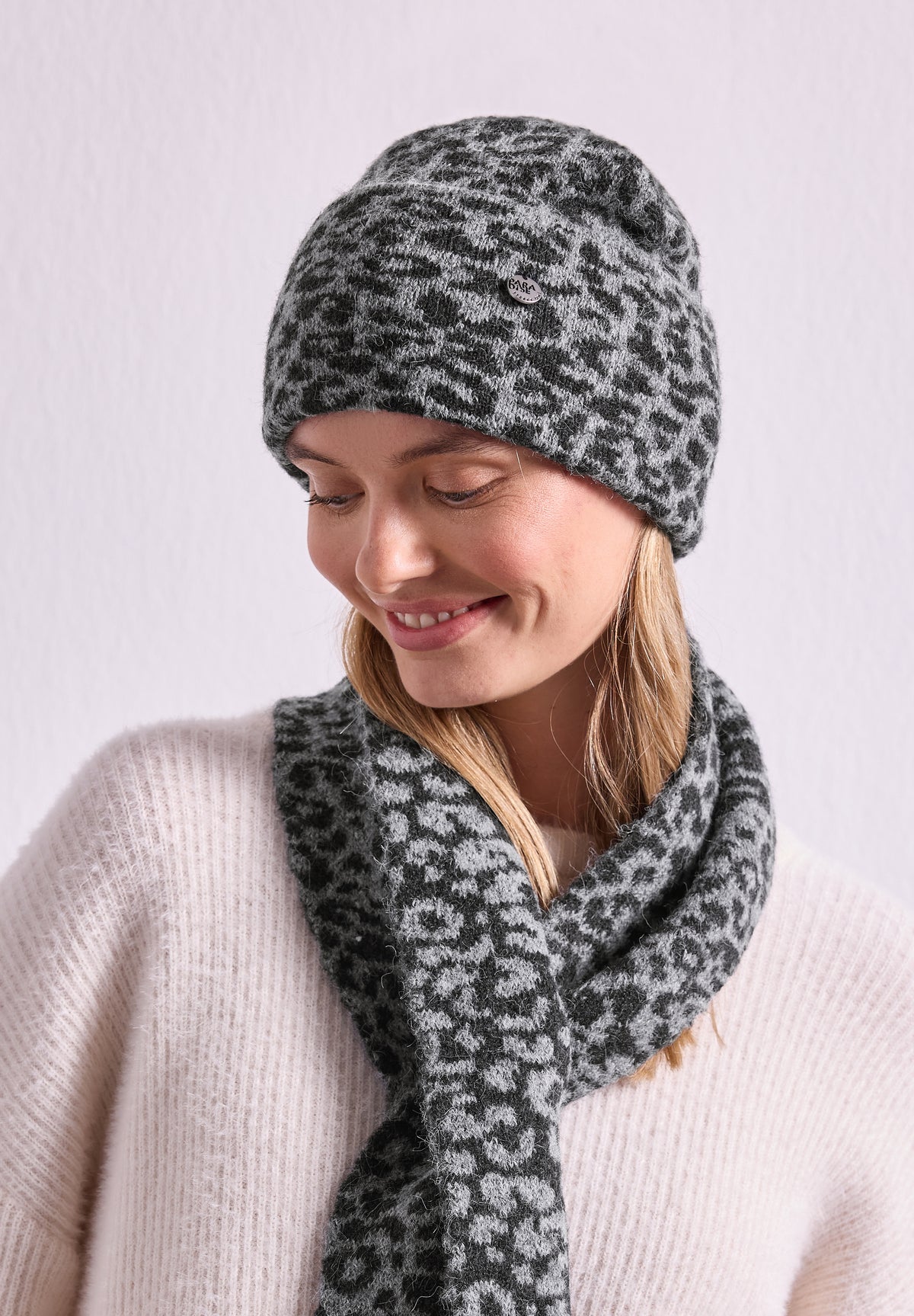 Jacquard Beanie mit Leo-Muster