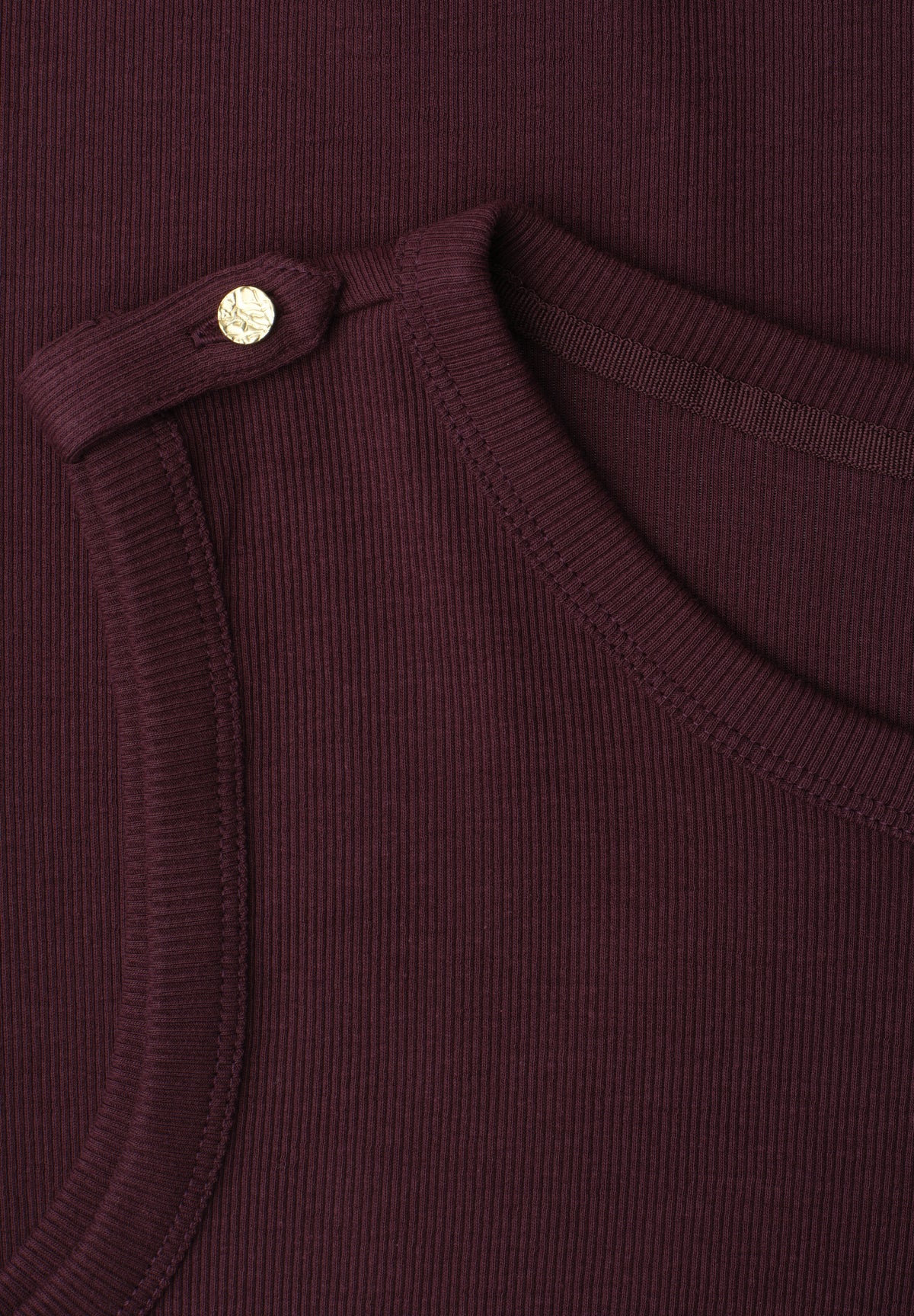 Top mit Rundhals und Knopfdetail