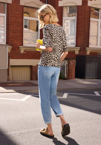 T-Shirt mit Split Neck und Leo-Muster