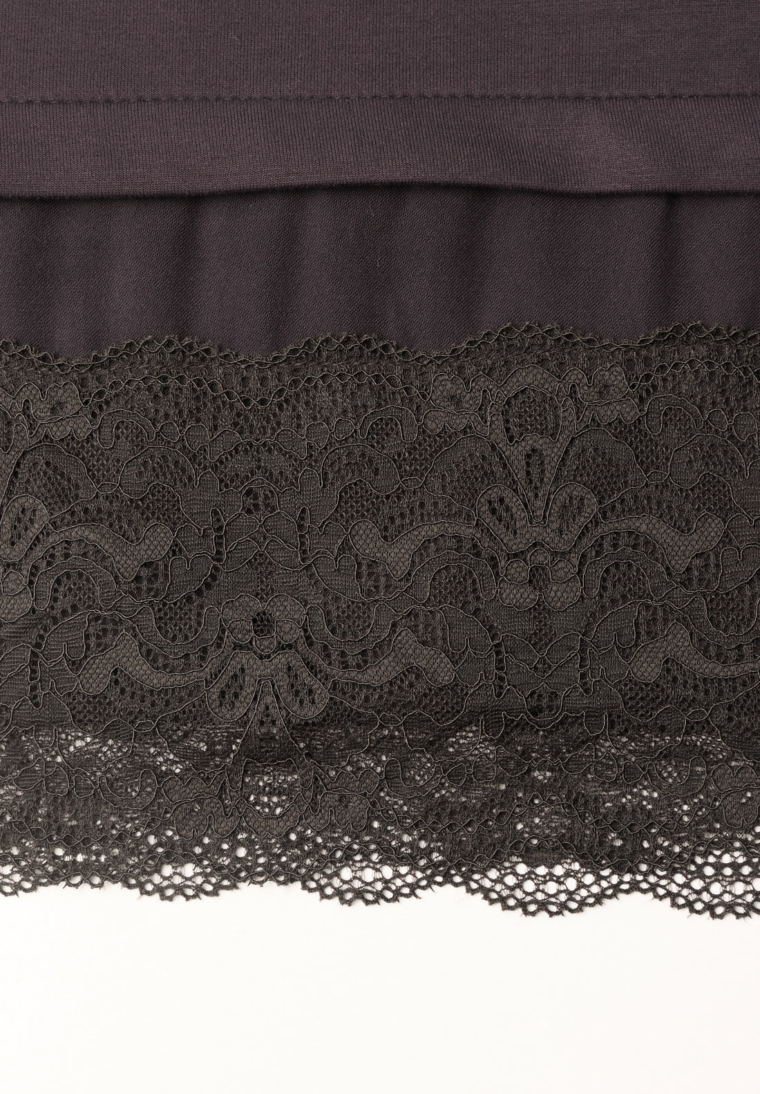 Minikleid mit Spitzendetail am Saum