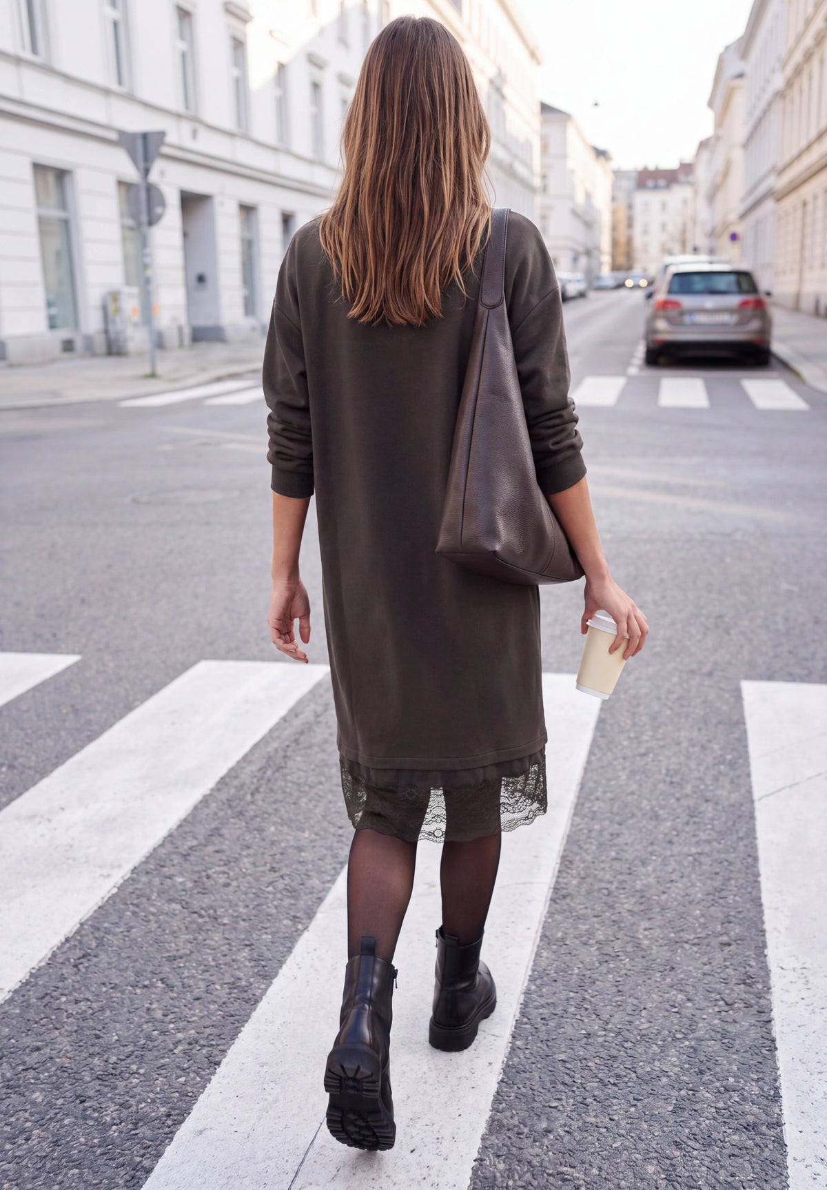 Minikleid mit Spitzendetail am Saum