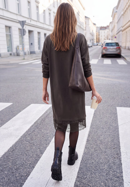 Minikleid mit Spitzendetail am Saum