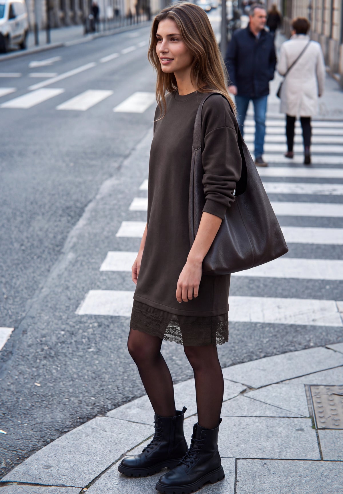Minikleid mit Spitzendetail am Saum
