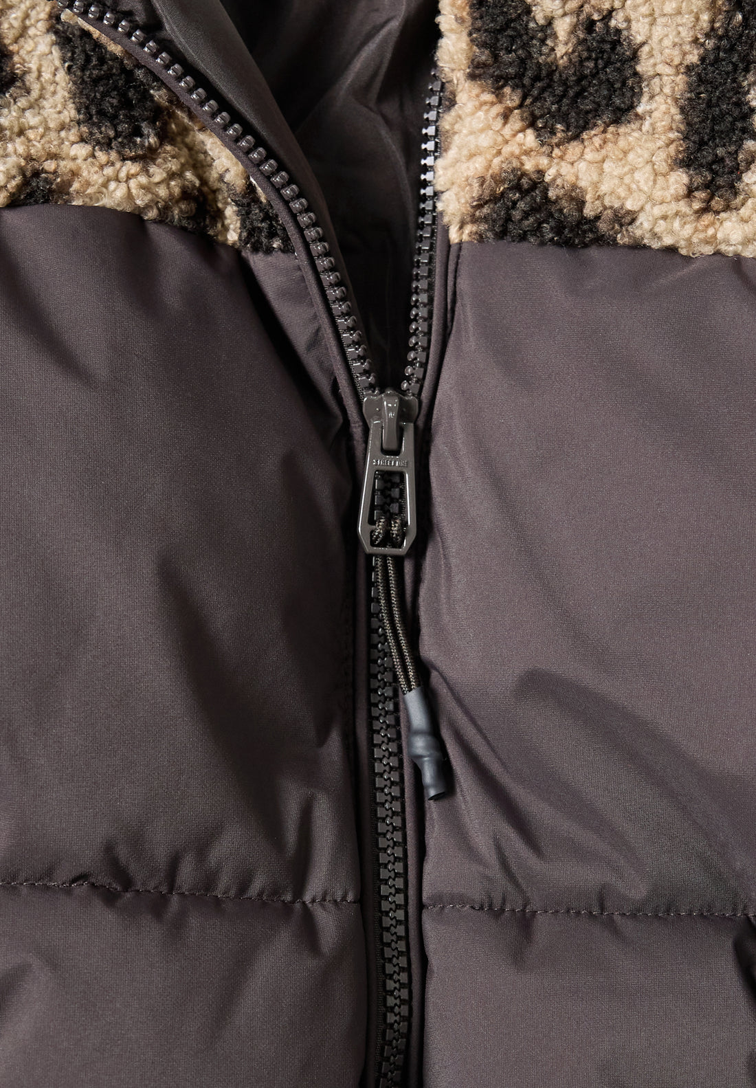 Steppjacke mit Teddy-Details und Leo-Muster