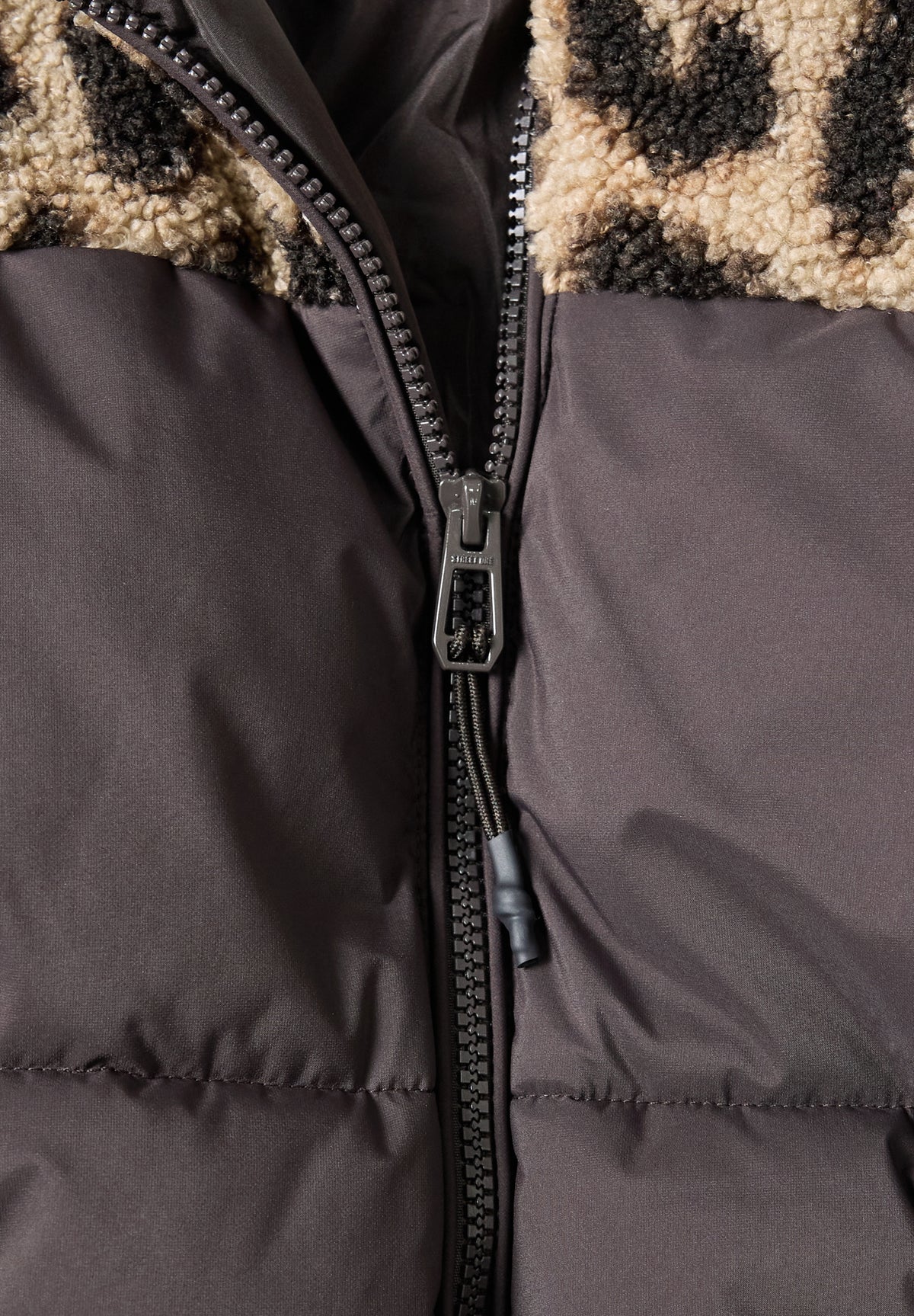 Steppjacke mit Teddy-Details und Leo-Muster