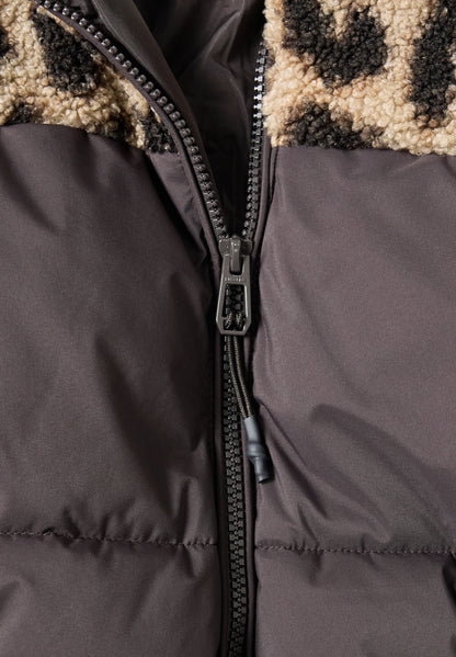 Steppjacke mit Teddy-Details und Leo-Muster