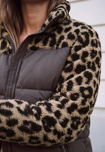 Steppjacke mit Teddy-Details und Leo-Muster